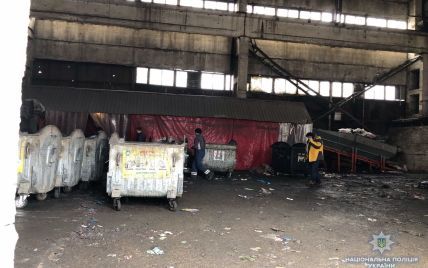 В Киеве в мусорном контейнере на территории завода нашли тело младенца