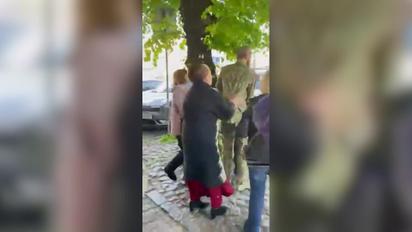 Пенсіонерки відлупцювали воєнкомів в Ужгороді