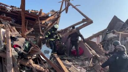 Росіяни атакували Золочів: з-під завалів врятували трьох людей і кота