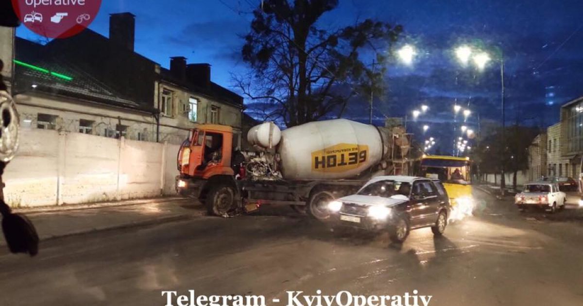 В Киеве бетоновоз сбил велосипедиста