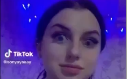 "Мы стреляем по х*хлам": девушка из Ровенщины станцевала под скандальную песню и выложила видео в Тик-Ток