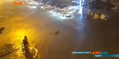 Жахливий потоп в Одесі: злива вмить перетворила вулиці на річки, зробивши їх непрохідними