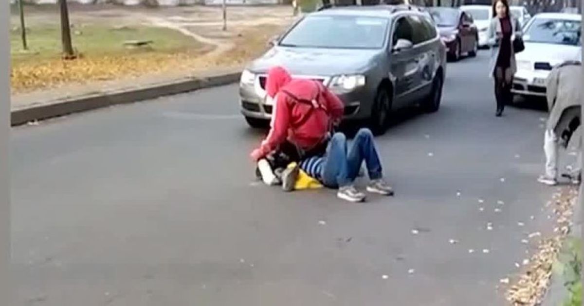 В Киеве пьяный мужчина приставал к женщине на улице и начал в нее стрелять