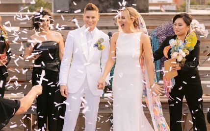 В платье из вторых рук, цветной фате и туфлях Manolo Blahnik: невеста сменила в день свадьбы четыре образа