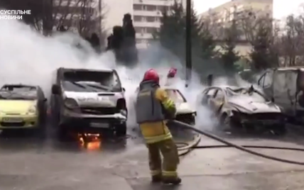 Ракетний удар по Києву: від уламків на вулицях спалахнули автівки (відео)