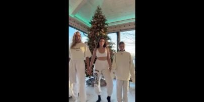 Оля Полякова устроила вместе с дочками забавные танцы на фоне новогодней елки