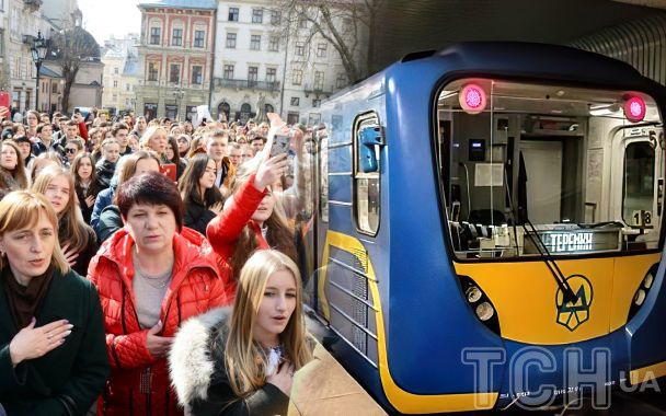 Київський метрополітен шукає машиністок поїздів метро / колаж ТСН / © 