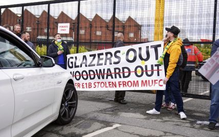 Масштабный протест: фанаты "Манчестер Юнайтед" прорвались на стадион перед матчем с "Ливерпулем"