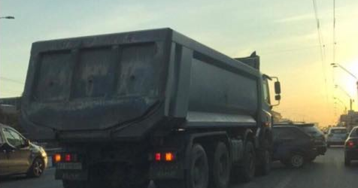 Проспект Перемоги у Києві заблокувала масштабна аварія з самоскидом