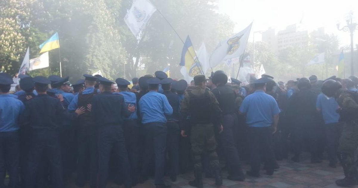 Під Верховною Радою запалили шини / © Фото Ірини Маркевич/ТСН