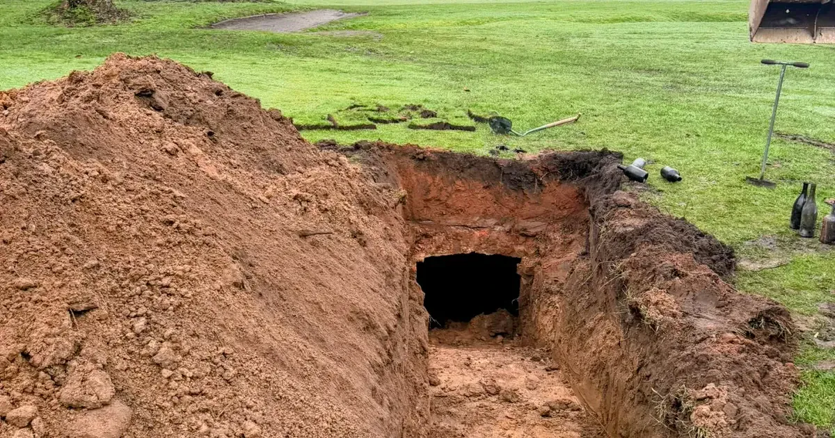 Підвал, який знайшли під полем для гольфу після утворення провалля