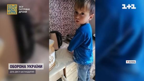 "Не психуй!": 3-річний Назарко, який "підірвав" Інтернет, і далі випробовує нерви мами своїм кухарством