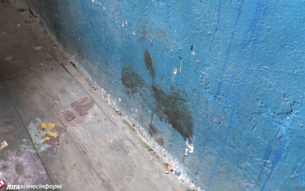 В некоторых местах кровавые пятна въелись в стены / © Лига.net