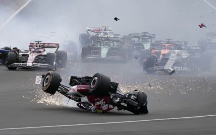 Ужасная авария в Формуле-1: болид пилота перевернулся вверх дном и влетел в ограждение (видео)