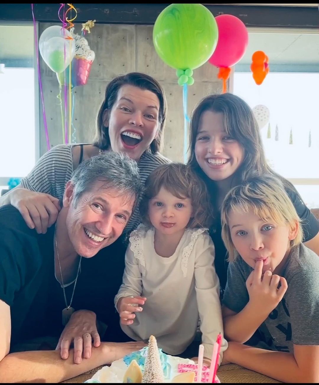 Міла Йовович із чоловіком та доньками / © instagram.com/millajovovich