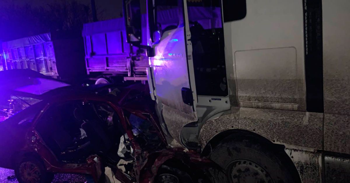 Авто влетіло одразу у дві фури: у Миколаєві в масштабній ДТП загинуло двоє людей (фото)