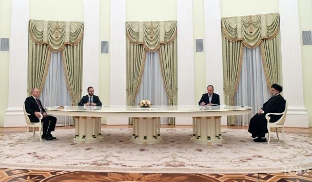На зустрічі в Ірані не врахували любов російського диктатора до величезних меблів.