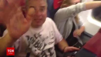 Українець здійняв бучу у літаку, що прямував з Єгипту до Києва