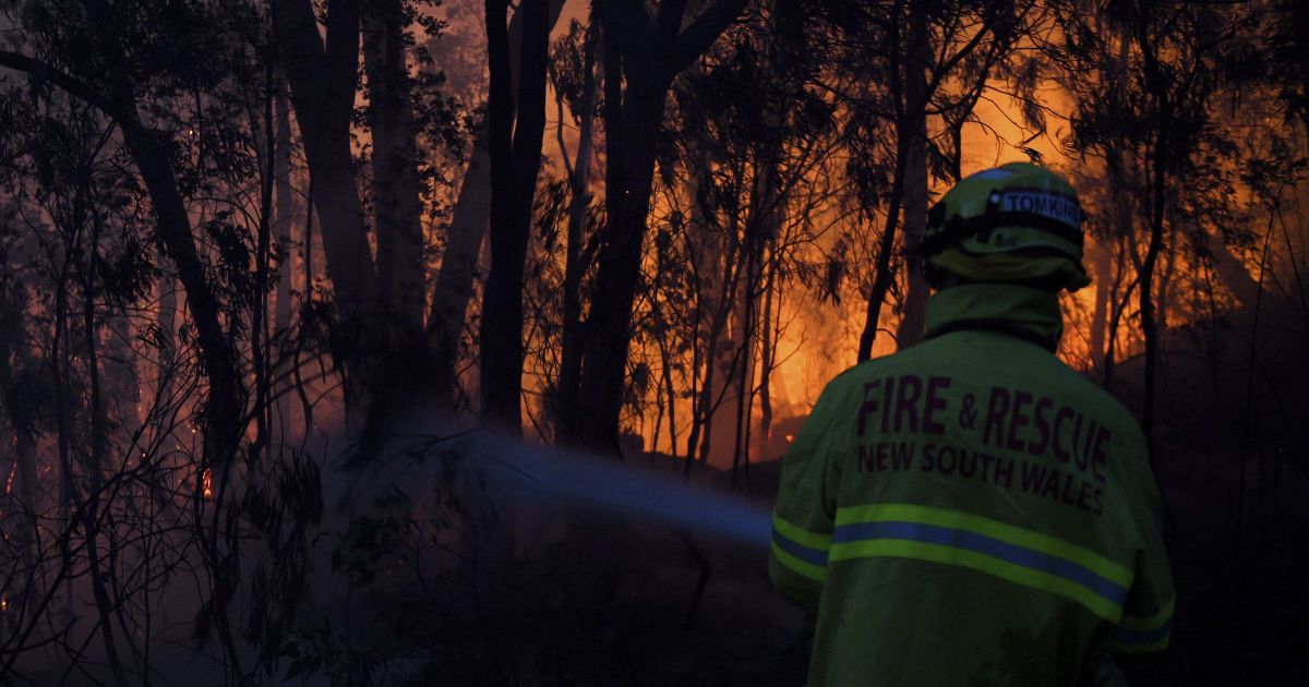 В Австралии не утихают пожары: жителей Канберры просят не выходить из домов