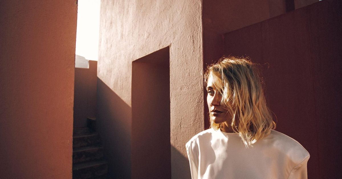 Екс-Єва Бушміна звисає з балкону футуристичної будівлі у новому кліпі