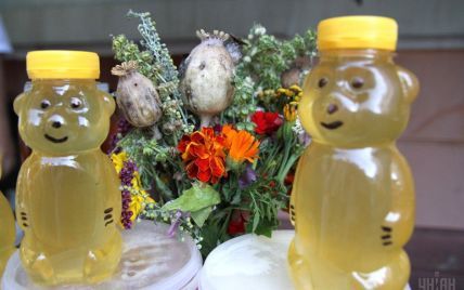 Украина празднует Маковея. Пчеловоды убеждают, что мед действует лучше за различные "инъекции молодости"