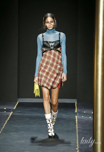 Коллекция Versace прет-а-порте сезона осень-зима 2019-2020 / © East News