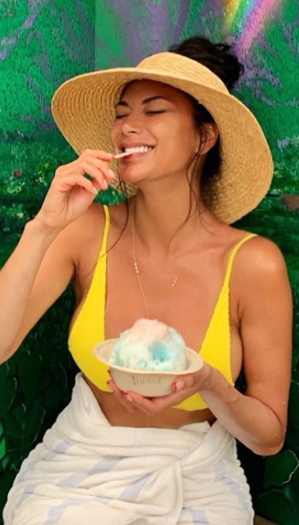 В ярком бикини и с мороженым: Николь Шерзингер отдыхает на Гавайях