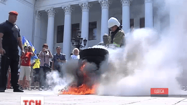 В Одессе зажгли шины под стенами городского совета