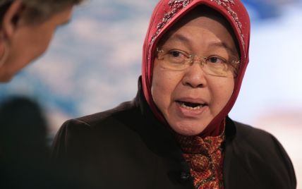 Мэр индонезийского города стала на колени перед медиками