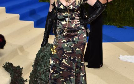 В платье с открытыми плечами и перчатках: Мадонна продемонстрировала новый образ
