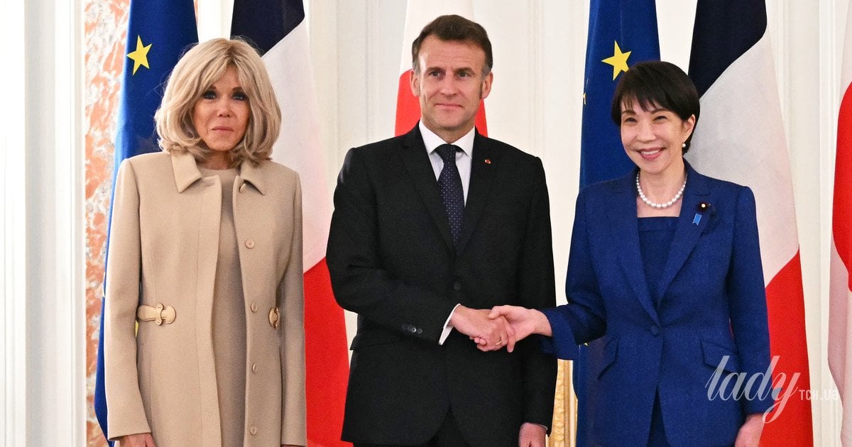 Подружжя Макронів і Санае Такаїті