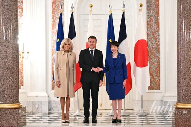 Бріжит та Еммануель Макрони і Санае Такаїті  / © Associated Press