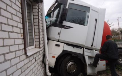 В Кременчуге из-за велосипедиста грузовик врезался сразу в два дома