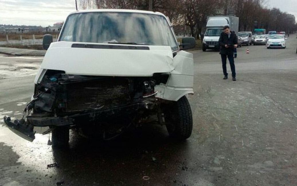 В Бердичеве водитель микроавтобуса протаранил конвойный автомобиль полиции / © ГУНП в Житомирской области