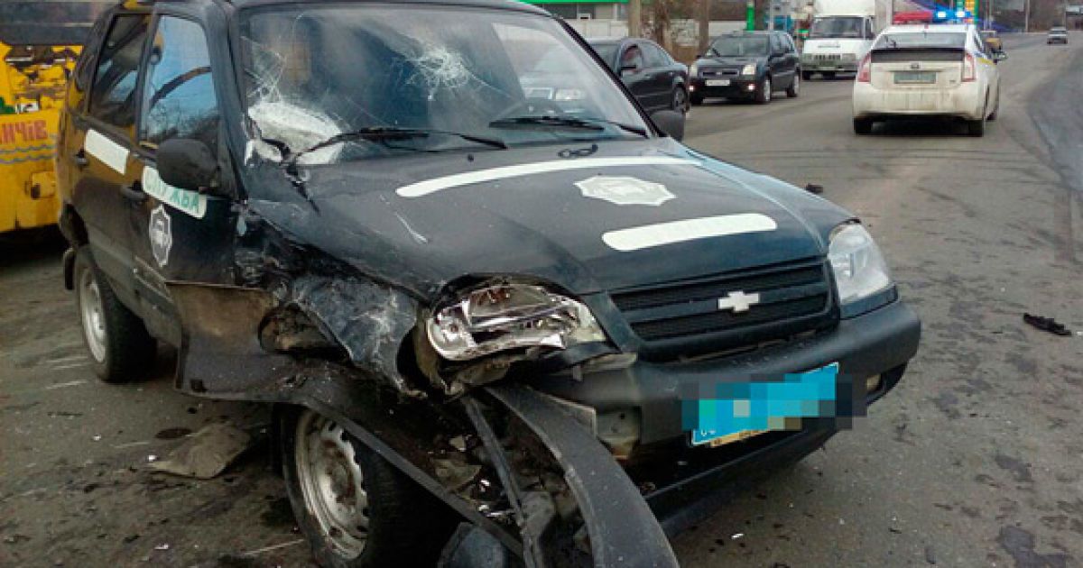 В Бердичеве водитель микроавтобуса протаранил конвойный автомобиль полиции