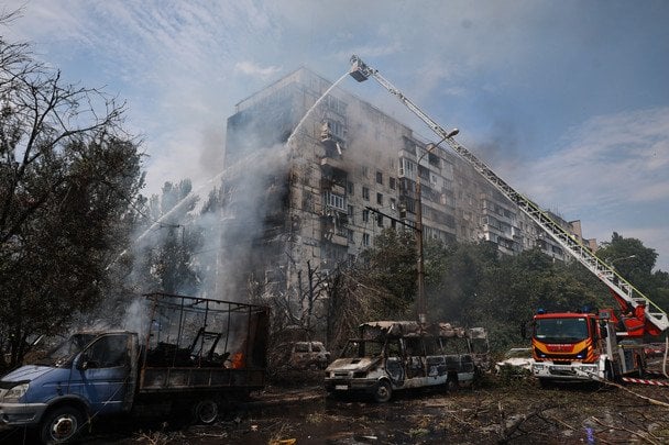 21 липня 2026. Військові РФ авіабомбами ударили по Лежиному Запорізького району, зруйновані будинки. Попередньо, одна людина загинула та ще щонайменше троє — поранені. / © Associated Press
