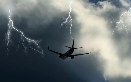 У Польщі блискавка влучила в пасажирський літак