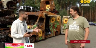 Подсолнухи, которые проросли на разбитых россиянами машинах. Художественная акция в Ирпене