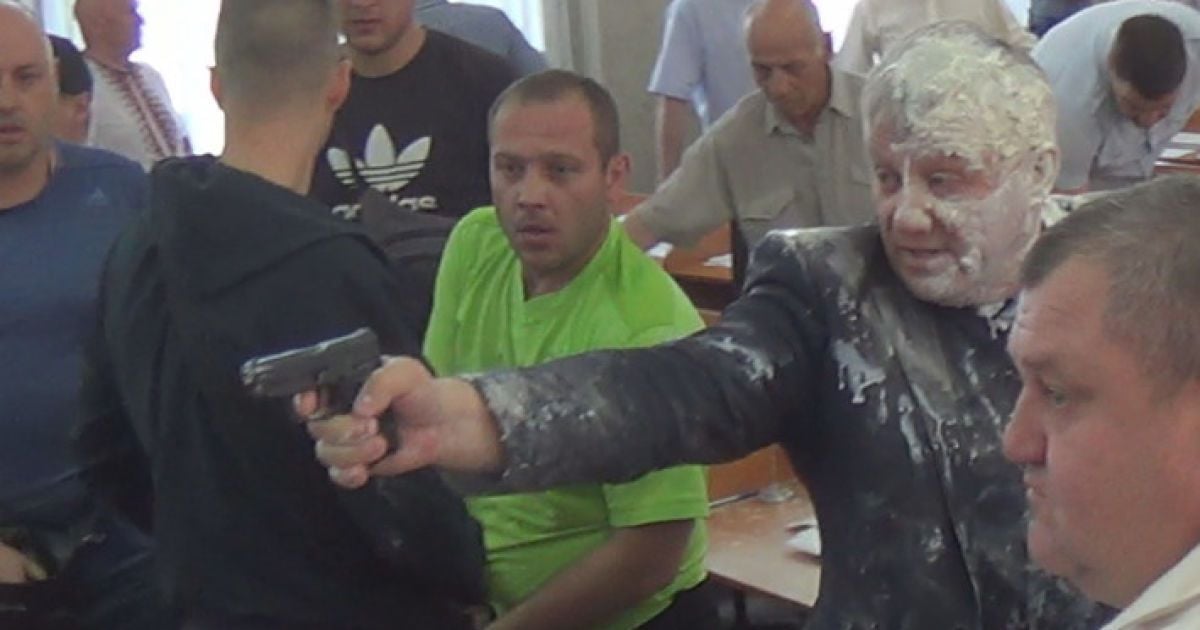 Стрілянина та облитий зеленкою мер: як відбувається сесія Нікопольскої міськради на Дніпропетровщині