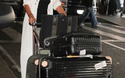 Стильная даже в аэропорту: Алессандра Амбросио попала в объективы папарацци