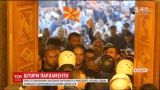 Заседание парламента в Македонии закончилось штурмом и взятием заложников