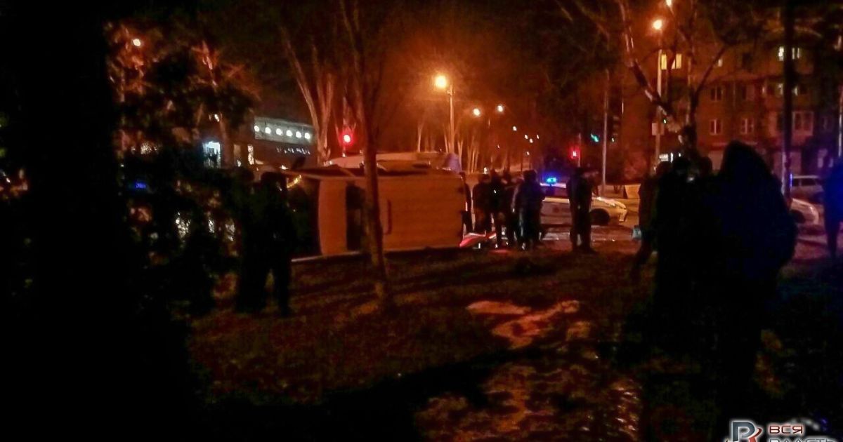 У Запоріжжі наповнене грошима авто інкасаторів зіткнулось із джипом та перекинулось
