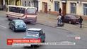 Під час повороту із автобуса через раптово відкриті двері випала пасажирка