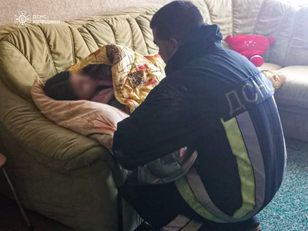 Спасатели передали детей врачам скорой / Фото: ГСЧС в Киевской области