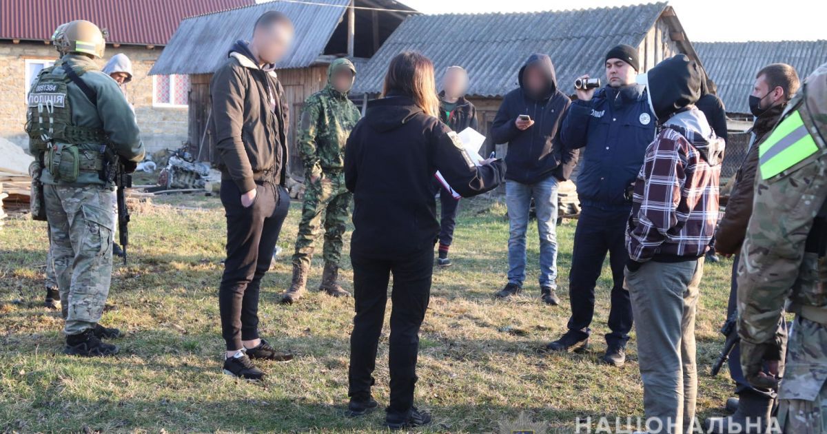 "Сонячне каміння", зброя і помпи: правоохоронці провели обшуки у рівненських бурштинокопачів