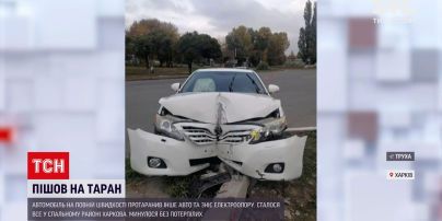 Новини України: у Харкові іномарка протаранила легковик та знесла електроопору