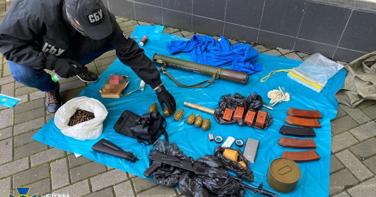 В центре Киева СБУ обнаружила большой арсенал оружия и боеприпасов: где их хранили (фото)