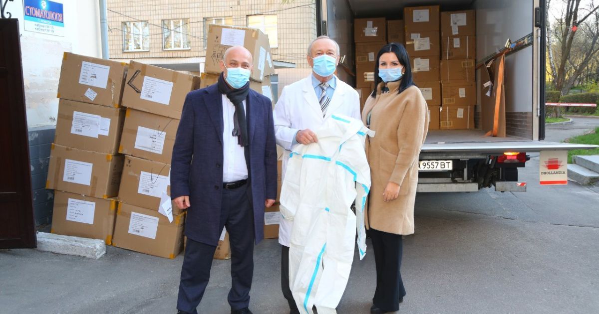 Медзаклади столиці отримали від Епіцентру костюми біозахисту