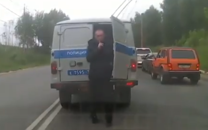 У Росії чоловік, що тікає з поліцейської автівки, викликав фурор у соцмережах (відео)