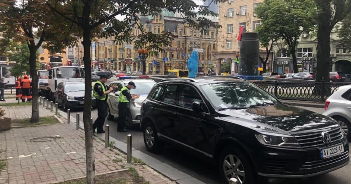 У центрі Києва повально евакуюють припарковані з порушеннями авто